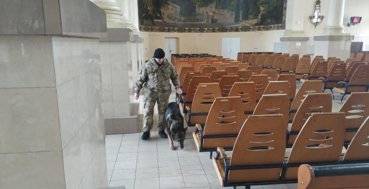 Из-за повторной угрозы взрыва на ЮЖД эвакуировали 2,5 тысяч человек. Фото: ГУ НП в Харьковской области
