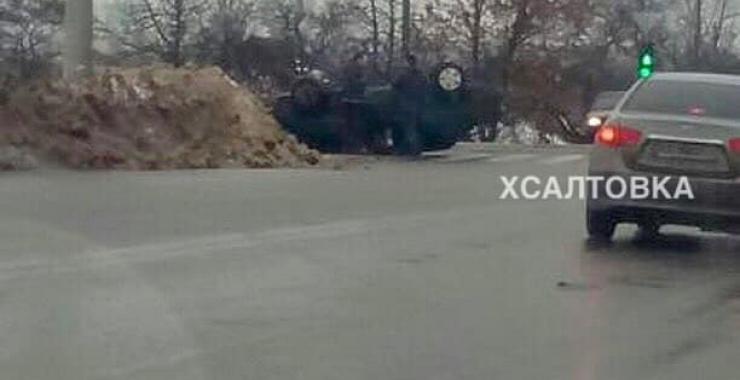 В Харькове автомобиль перевернулся и врезался в сугроб. Фото: ХС