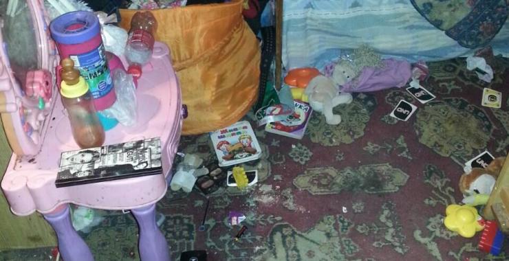 Голодали и жили в антисанитарии мать троих детей могут лишить родительских прав. Фото: ГУНПУ