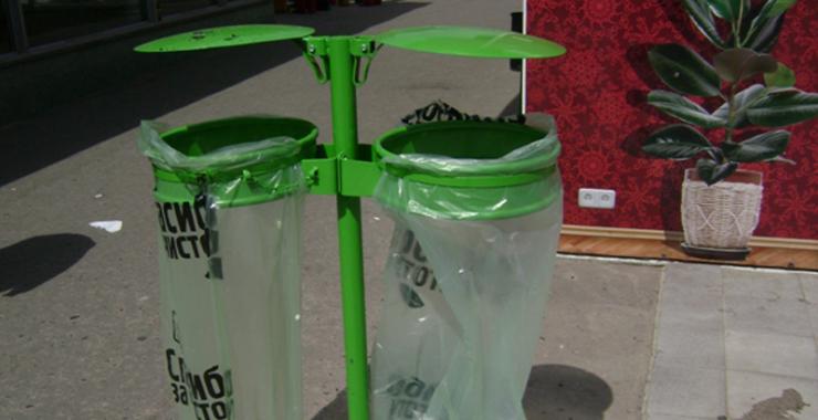 Харьковская фирма получит 16 миллионов гривен за замену мусорных пакетов для урн. Фото: Соцсети