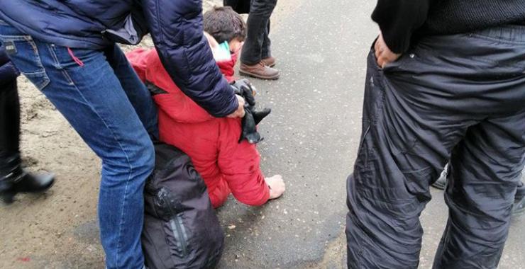Мужчина выпал из маршрутки во время движения пострадавшего доставили в больницу — очевидцы. Фото: соцсети