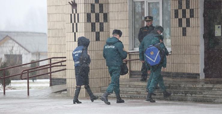 Школьник напал с ножом на учительницу и детей в белорусской школе. Есть погибшие. Фото: Белта