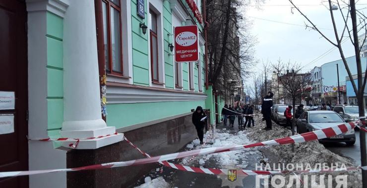 В центре города на двух харьковчан обрушилась ледяная глыба. Фото: ГУ НП в Харьковской области