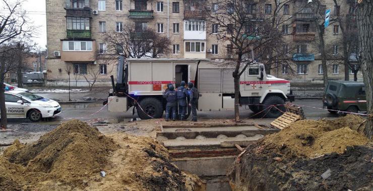 В центре Харькова со дна котлована подняли фугасную бомбу. Фото: ГСЧС