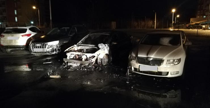 В центре Харькова сгорели три иномарки. Фото: ГУ НП в Харьковской области