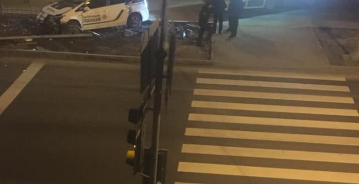 В Харькове машина патрульного полицейского въехала в столб. Фото: соцсети
