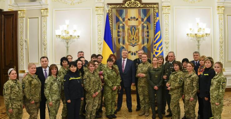 Порошенко наградил женщин за участие в боевых действиях на Донбассе. Фото: АП