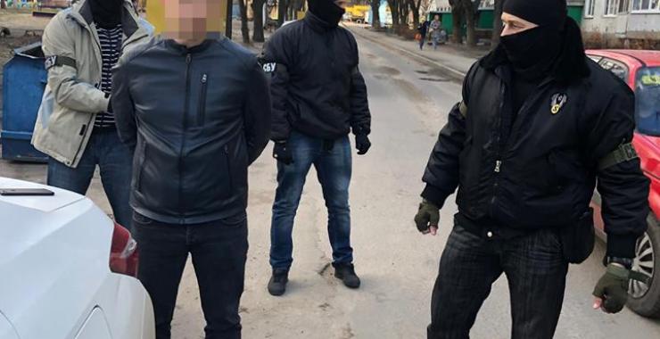 Силовики задержали харьковских полицейских, подозреваемых в получении взятки. Фото: СБУ