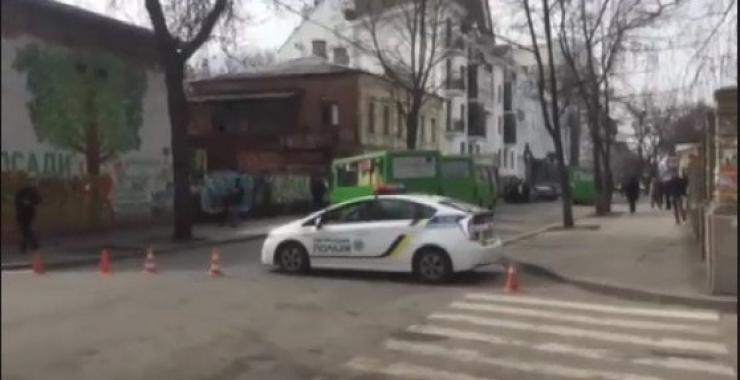 В центре Харькова полиция перекрыла улицу из-за выдачи бюллетеней. Фото: UA:Харків