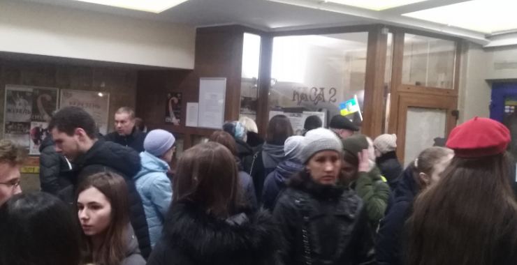 Rukovodstvo HNATOBa podast isk v sud na lyudej, zablokirovavshih ehvakuacionnye vyhody teatra. Foto: KHARKIV Today
