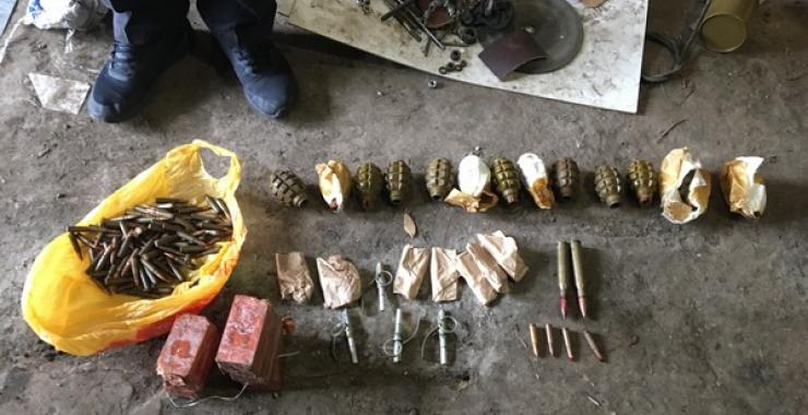 V Bliznyukovskom rajone u muzhchiny doma nashli sklad oruzhiya. Foto: press-sluzhba prokuratury Har'kovskoj oblasti