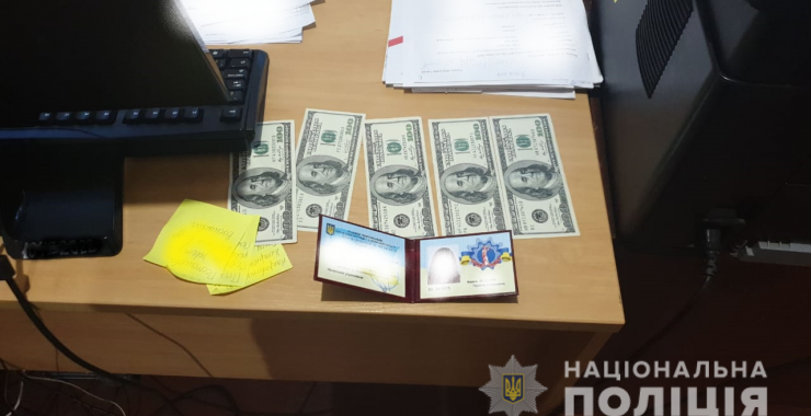 CHinovnica obeshchala pravonarushitelyu za ehto voznagrazhdenie zakryt' ispolnitel'noe proizvodstvo v otnoshenii ego.