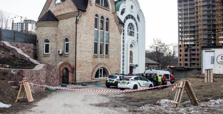 Тело мужчины обнаружили 14 марта около 07.00 в Киеве, на улице Багговутовской, у ворот церкви. Фото: Униан