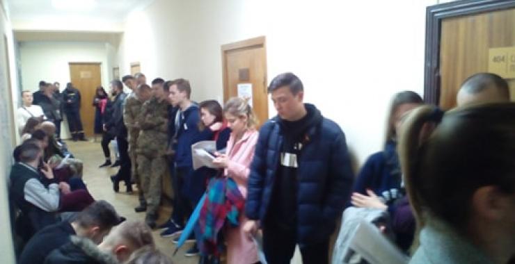 В последний день смены места регистрации в очереди было около 60 человек. Фото: Анна Шафранович.