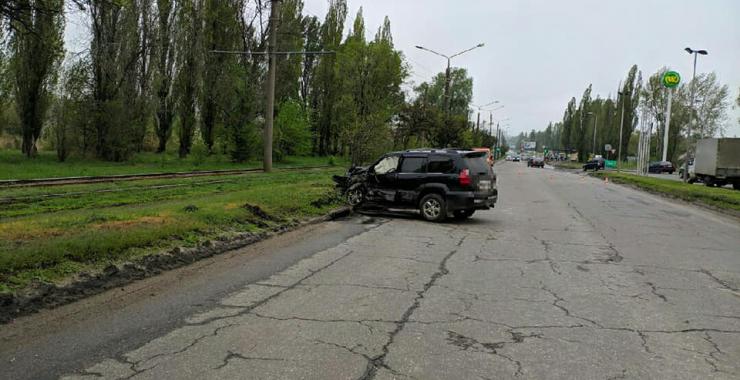 Медики доставили в больницу пассажирку автомобиля "Lexus". Фото: Патрульная полиция в Харьковской области