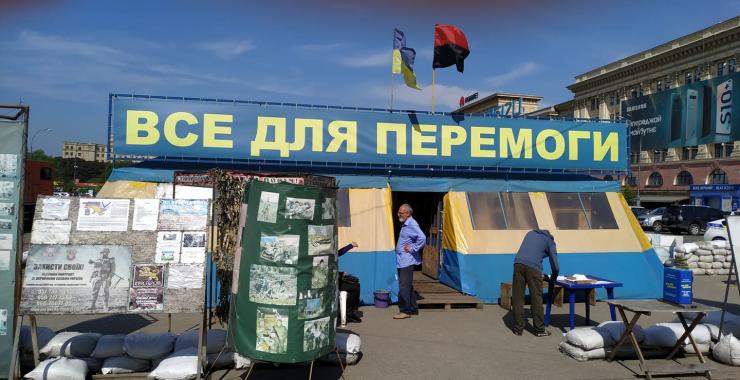 В горсовете волонтерскую палатку на площади Свободы назвали "незаконным объектом". Фото: KHARKIV Today