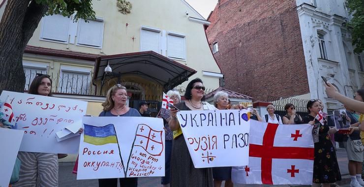 акция в поддержку протестов в Грузии. Фото: Сергей Козлов / KHARKIV Today