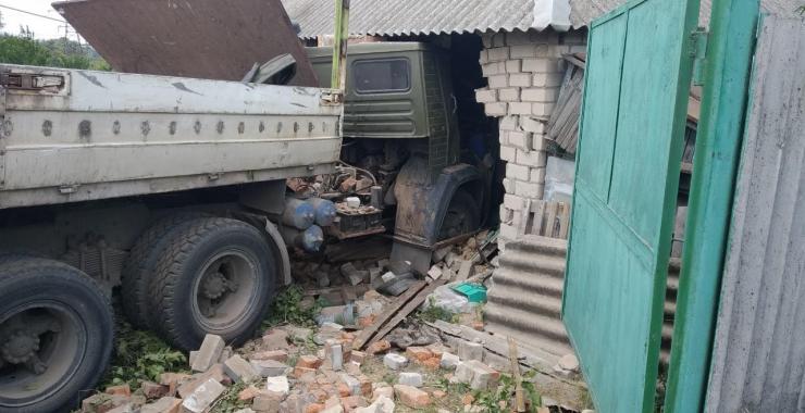 грузовик врезался в дом. Фото: ГУНП в Харьковской области