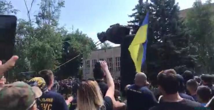 Жукова снесли за полчаса до съезда новой партии Кернеса. Фото: Ольга Илюнина.
