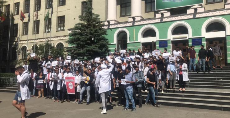 митинг студентов-медиков. Фото: KHARKIV Today