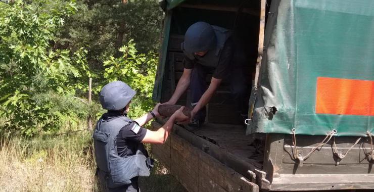 снаряды времен войны. Фото: ГСЧС в Харьковской области