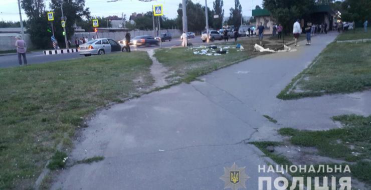 автомобиль врезался в палатку. Фото: ГУНП в Харьковской области