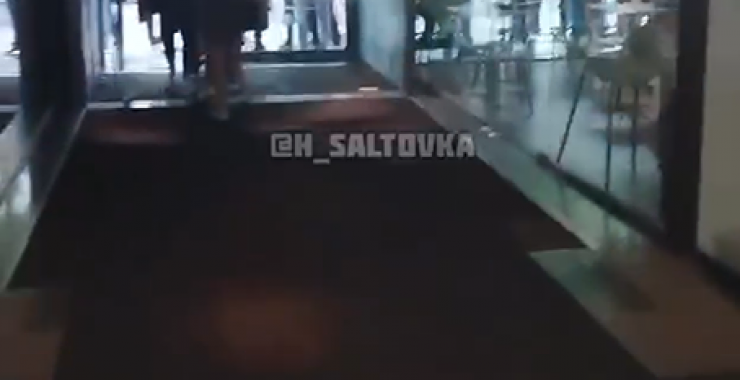 Из торгового центра эвакуируют людей. Фото: скрин видео Х Салтовка