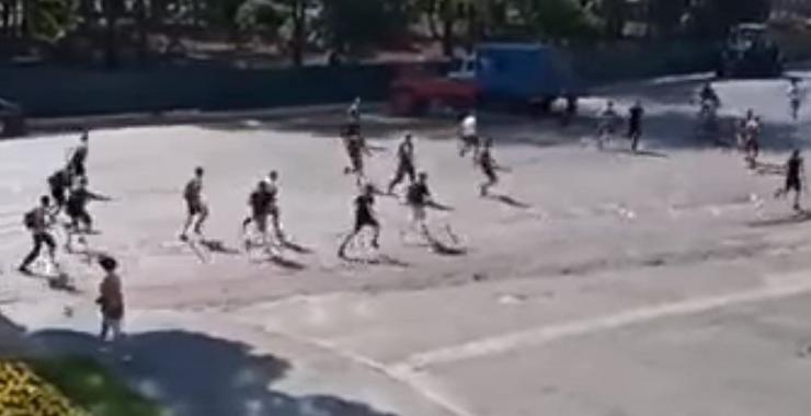 Святаша забросали яйцами. Фото: скрин видео