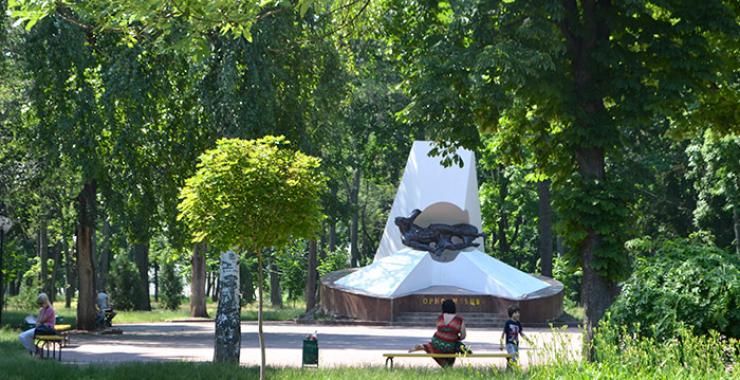 памятник чернобыльцам в Молодежном парке. Фото: 482ua.com