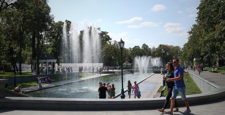 Погода сад Шевченко фонтан улица прохожие. Фото: Сергей Козлов / KHARKIV Today