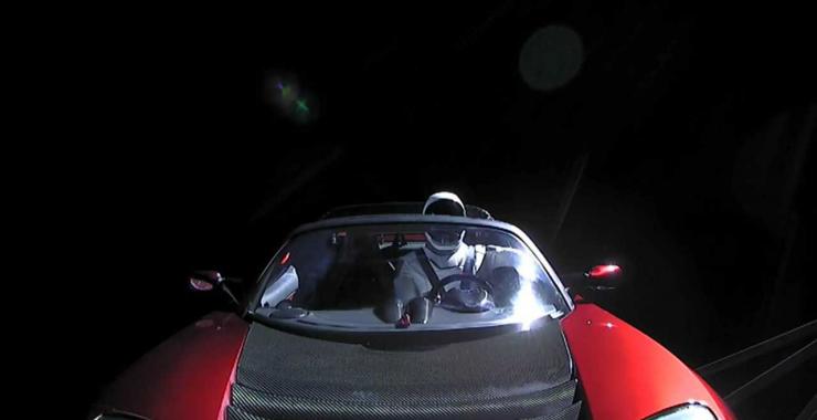электрокар Tesla Roadster в космосе. Фото: Wade Malone