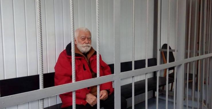 Азаров жалуется на то, что снова перенесли заседание по делу ученого Мехти Логунова. Фото: Вести