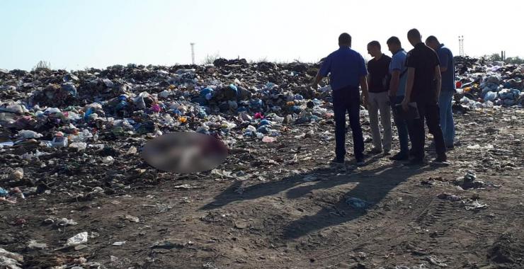 труп женщины на свалке. Фото: ГУНП в Харьковской области