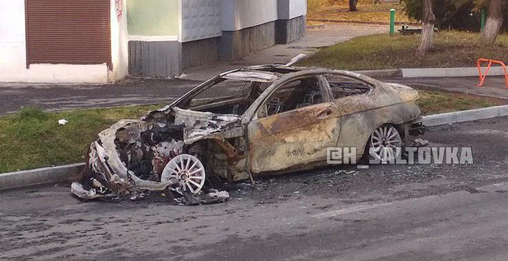 Ночью возле многоэтажки в Харькове сгорел Mercedes-Benz.