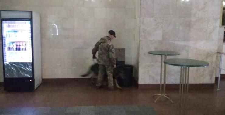 на Южном вокзале искали взрывчатку. Фото: ГУНП в Харьковской области