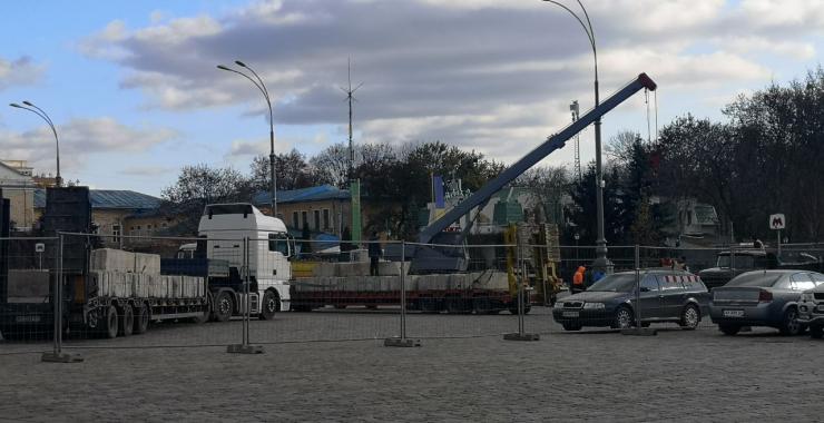 31 октября на площади Свободы начали строить каток. Фото: Сергей Козлов / KHARKIV Today