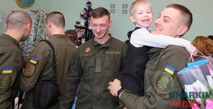 Курсанты Нацгвардии поздравили малышей в доме ребенка. Фото: Сергей Козлов / KHARKIV Today