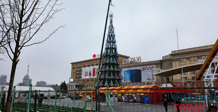 Кабмин припас выходные "под елочку". Фото: Сергей Козлов/ KHARKIV Today
елка на площади