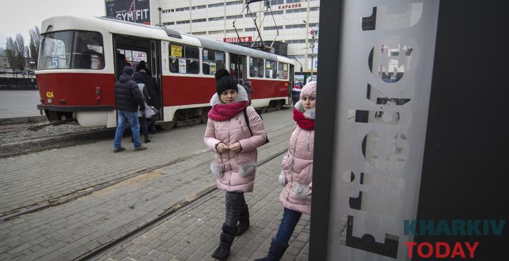 Не все дети смогли получить e-ticket. Фото: KHARKIV Today.