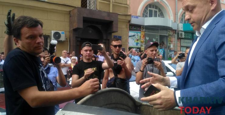 Нацкорпус снимал на видео, как Андрей Руденко выбирался из мусорки. Фото KHARKIV Today.
