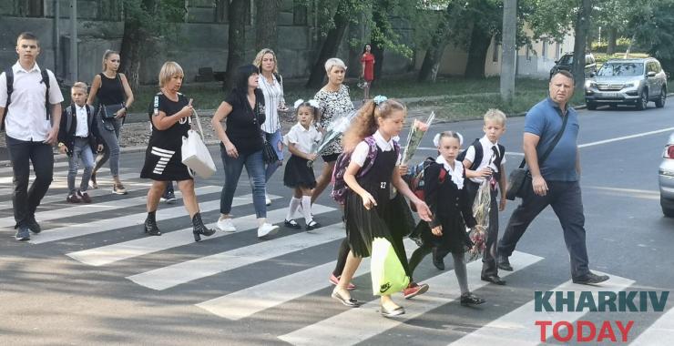 1 сентября школа школьники. Фото: Сергей Козлов / KHARKIV Today