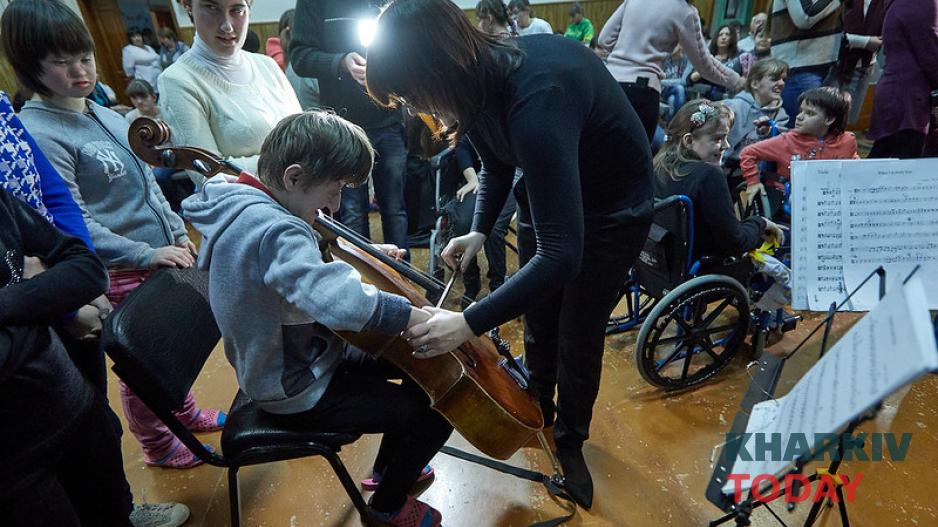 МАСО "Слобожанский" в детском доме-интернате в Богодухове. Фото: Сергей Козлов / KHARKIV Today МАСО "Слобожанский" в детском доме-интернате в Богодухове. Фото: Сергей Козлов / KHARKIV Today