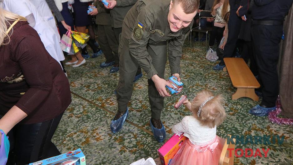 Курсанты Нацгвардии в Областном доме ребенка №2. Фото: Сергей Козлов/KHARKIV Today Курсанты Нацгвардии в Областном доме ребенка №2. Фото: Сергей Козлов/KHARKIV Today