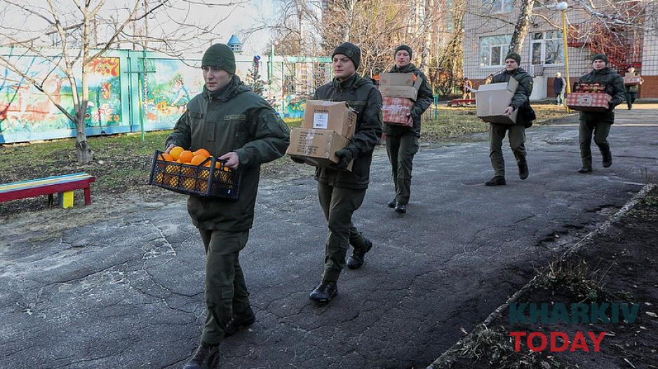 Курсанты Нацгвардии в Областном доме ребенка №2. Фото: Сергей Козлов/KHARKIV Today Курсанты Нацгвардии в Областном доме ребенка №2. Фото: Сергей Козлов/KHARKIV Today