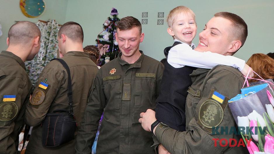 Курсанты Нацгвардии в Областном доме ребенка №2. Фото: Сергей Козлов/KHARKIV Today Курсанты Нацгвардии в Областном доме ребенка №2. Фото: Сергей Козлов/KHARKIV Today