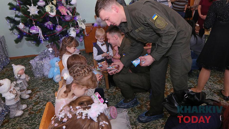 Курсанты Нацгвардии в Областном доме ребенка №2. Фото: Сергей Козлов/KHARKIV Today Курсанты Нацгвардии в Областном доме ребенка №2. Фото: Сергей Козлов/KHARKIV Today