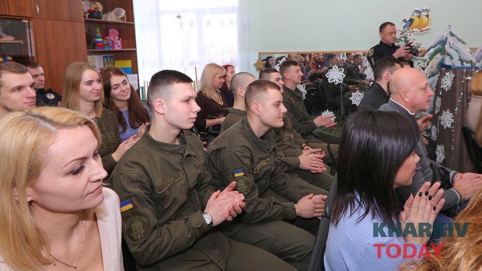 Курсанты Нацгвардии в Областном доме ребенка №2. Фото: Сергей Козлов/KHARKIV Today Курсанты Нацгвардии в Областном доме ребенка №2. Фото: Сергей Козлов/KHARKIV Today