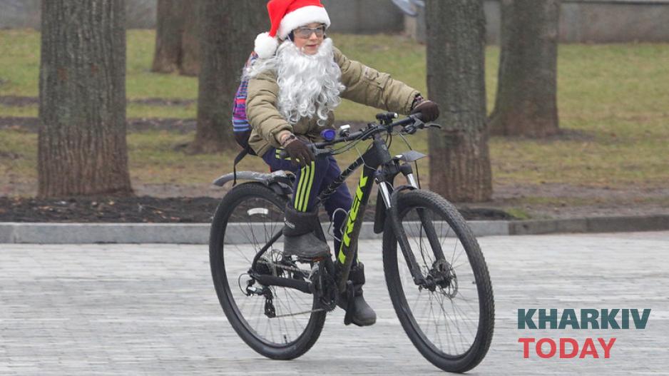 Велопробег Дедов Морозов. Фото: Сергей Козлов / KHARKIV Today Велопробег Дедов Морозов. Фото: Сергей Козлов / KHARKIV Today