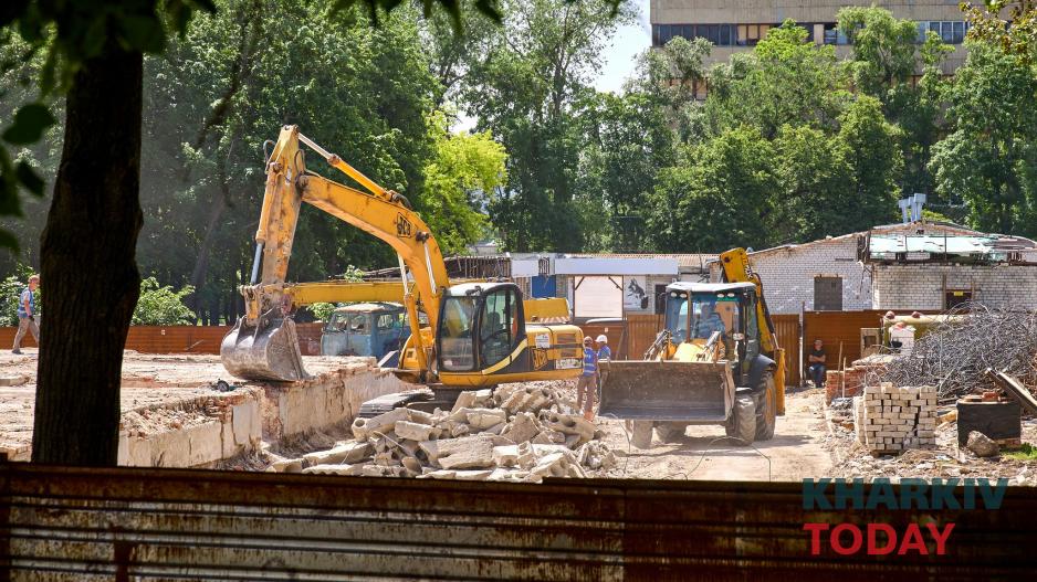 У Харкові майже завершився демонтаж будинку: як це відбувається