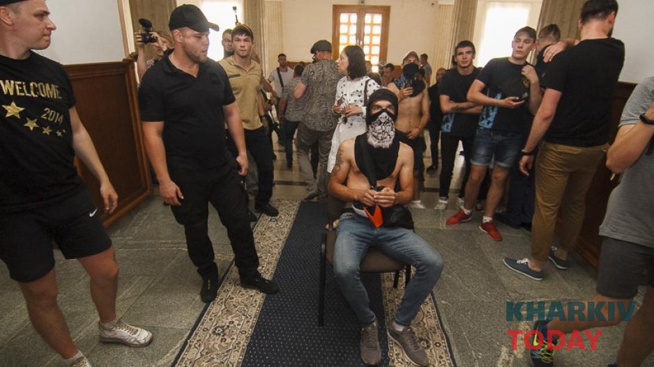 Кернес почему-то считает, что люди пришли по команде Носача. Фото: KHARKIV Today.